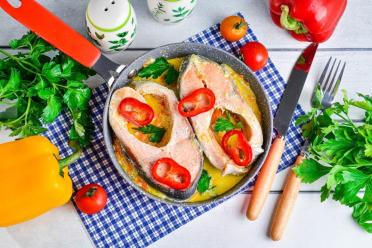 Quick and Tasty Pink Salmon Stew with Veggies in Sour Cream