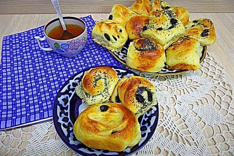 Butter Dough Buns with Raisins and Poppy Seeds