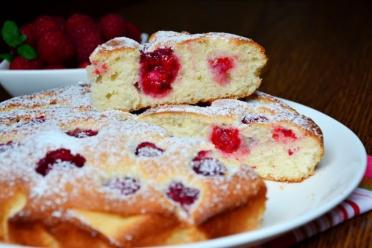 Raspberry Berry Sponge Cake Delight