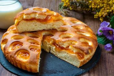 Easy Cottage Cheese and Apricot Jam Yeast Pie