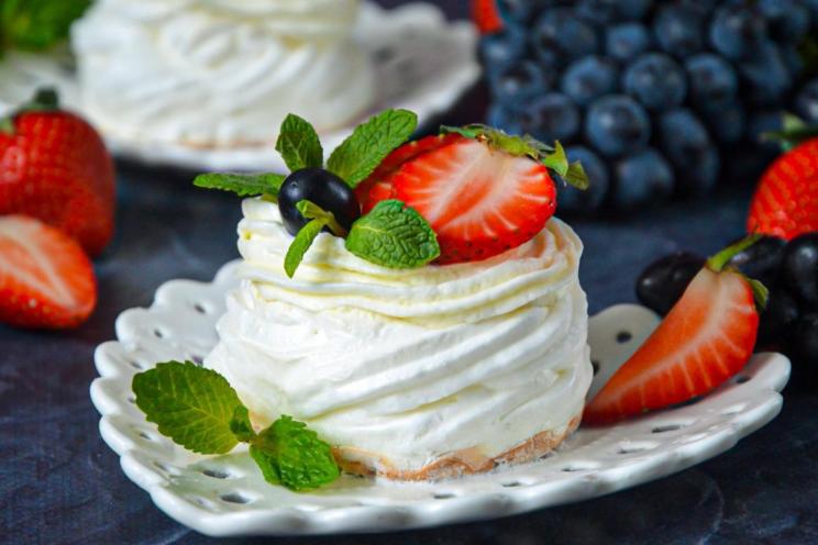 Classic Pavlova Dessert