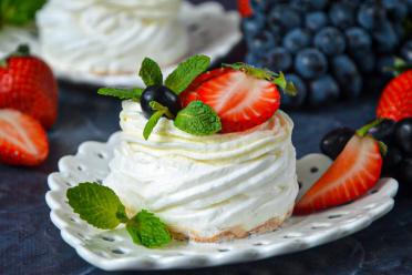 Classic Pavlova Dessert