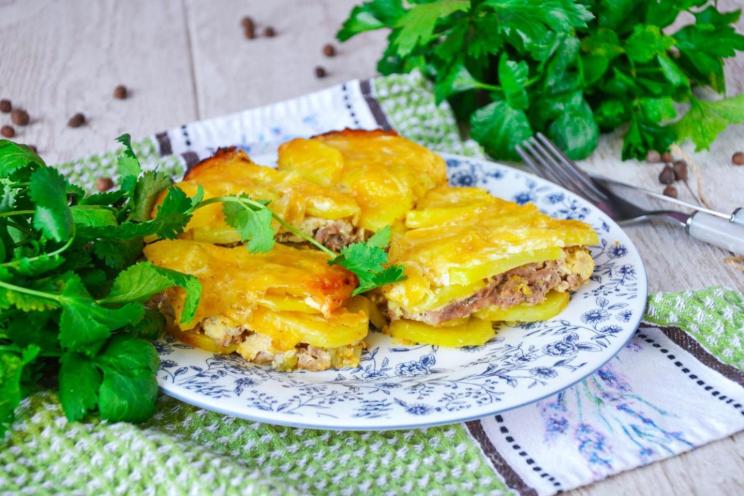 Layered Slow Cooker Potatoes and Minced Meat