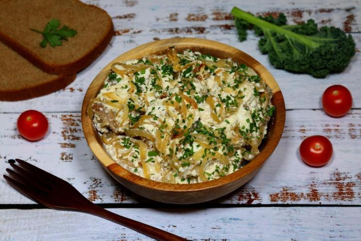 Baked Pike with Sour Cream and Onions