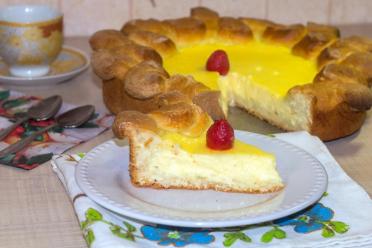 Tatar-Style Yeast and Sour Cream Pie