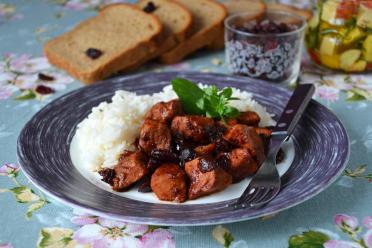 Cranberry Pan-Fried Pork Goulash