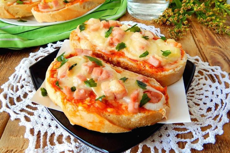 Quick & Easy Oven-Baked Mini Loaf Pizzas Quick & Easy Oven-Baked Mini Loaf Pizzas