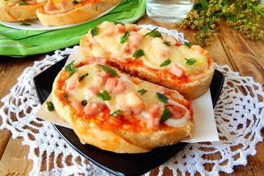 Quick & Easy Oven-Baked Mini Loaf Pizzas