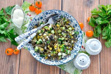 Quick & Healthy Seaweed Salad with Egg and Cucumber