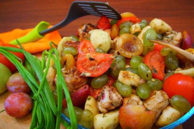 Festive Baked Chicken with Fruits and Vegetables