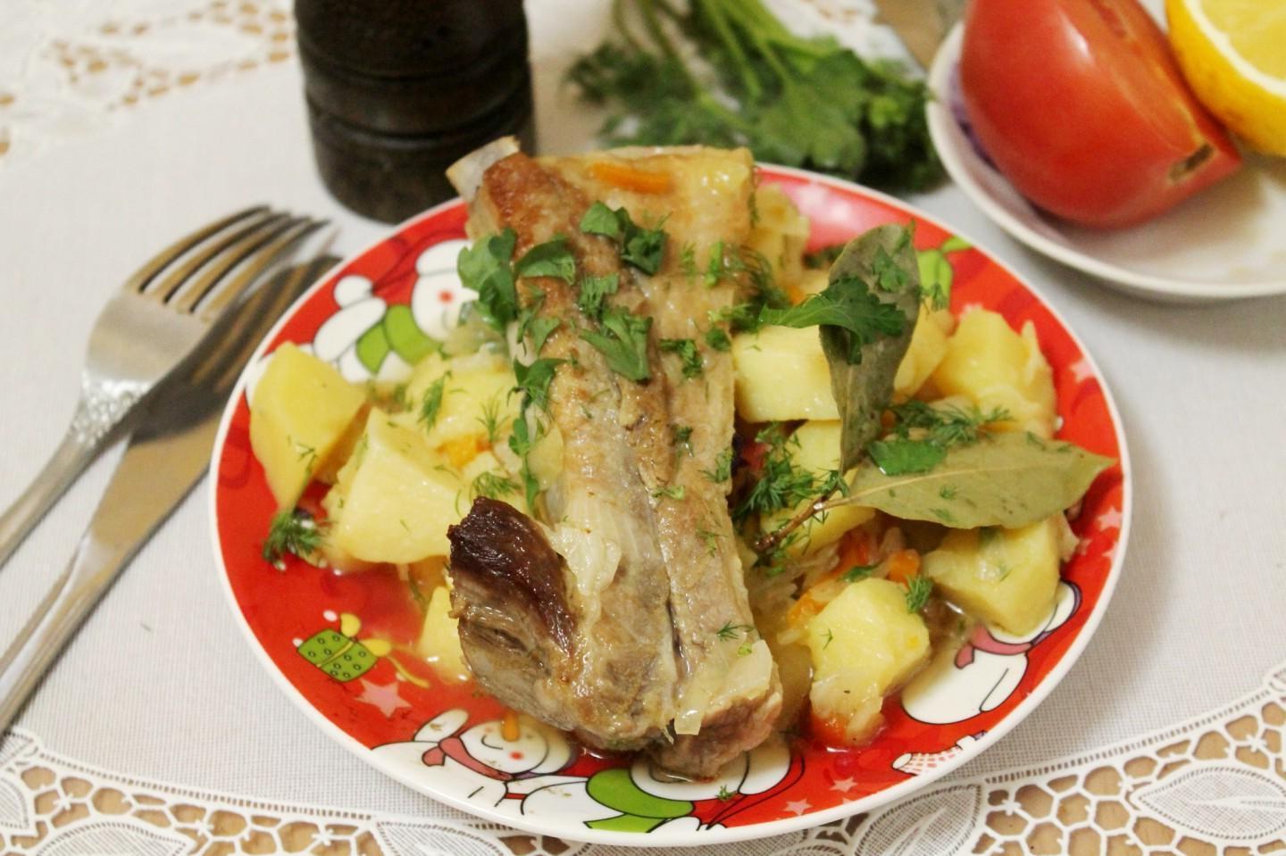 Hearty Stewed Pork Ribs with Peppers and Potatoes Hearty Stewed Pork Ribs with Peppers and Potatoes
