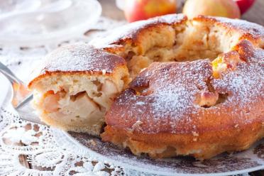 Apple Charlotte on Kefir with Sour Cream