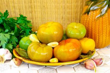 Jar-Pickled Green Tomatoes with Barrel Flavor