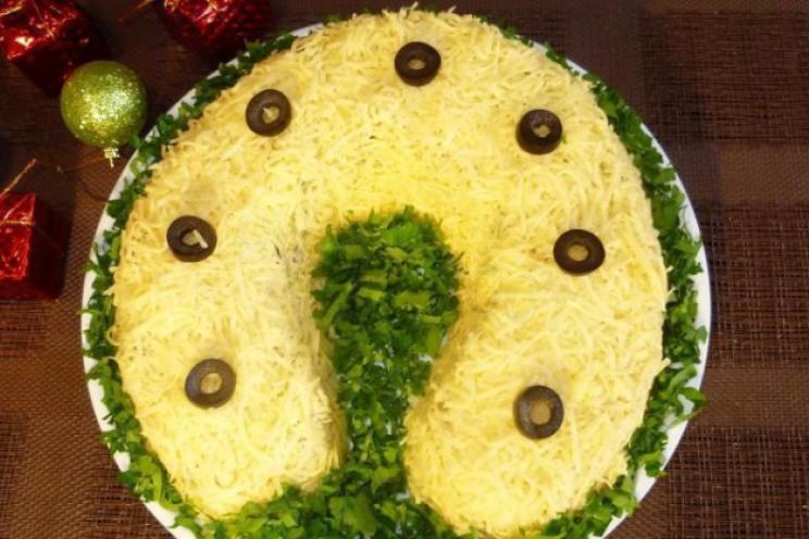Festive Horseshoe Salad