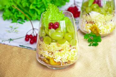 Layered Chicken and Grape Salad in a Glass