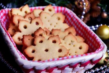 Elegant Snowflake Crumbly Cookies