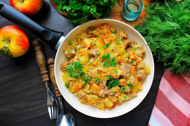 Savory Stewed Meat with Cabbage and Apples