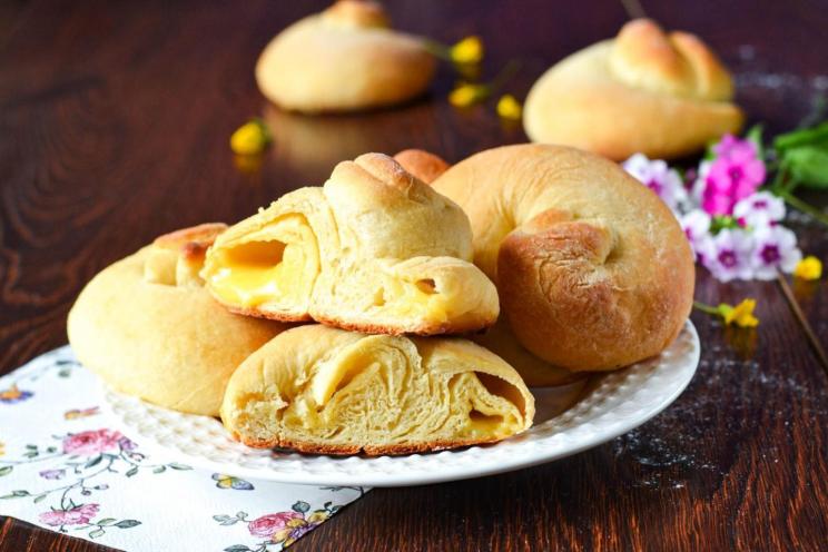 Custard-Filled Yeast Buns