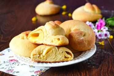 Custard-Filled Yeast Buns