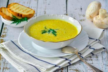 Creamy Chicken and Mushroom Cheese Soup