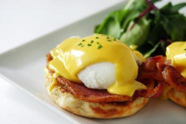 Quick and Tasty Eggs Benedict Breakfast