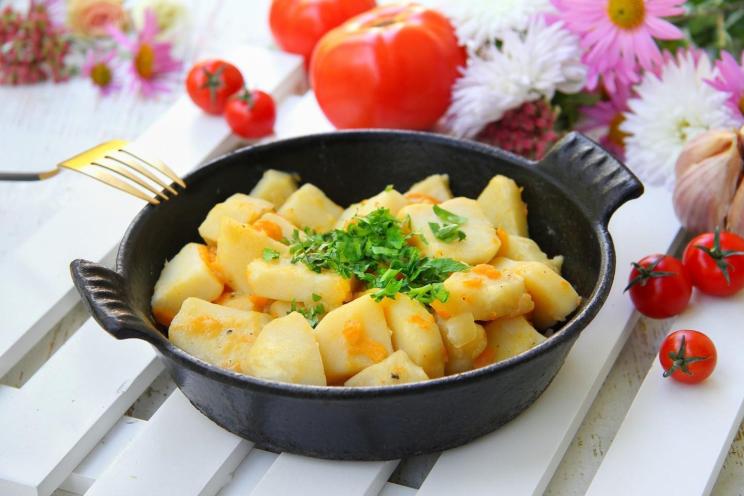 Easy Skillet Potatoes with Carrots and Onions