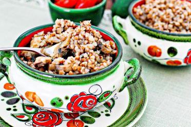 Easy Slow Cooker Buckwheat with Mushrooms and Onions