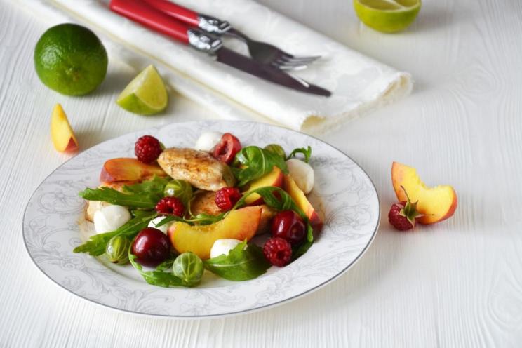 Chicken, Peach, and Mozzarella Arugula Salad