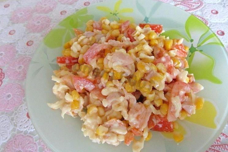 Smoked Chicken and Corn Salad with Tomato and Cheese Smoked Chicken and Corn Salad with Tomato and Cheese