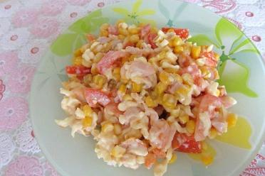 Smoked Chicken and Corn Salad with Tomato and Cheese