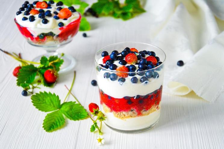 Mixed Berry Delight with Customizable Fruits and Cream Mixed Berry Delight with Customizable Fruits and Cream