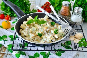 Creamy Mushroom Chicken Skillet