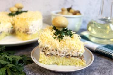 Chicken, Mushroom & Cheese Layered Salad