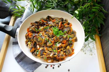 Pan-Fried Mushrooms with Onions and Carrots