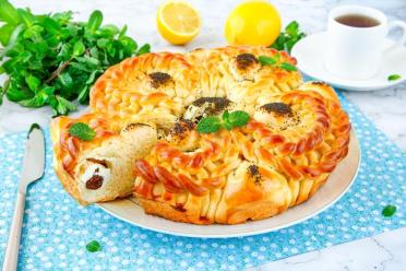 Golden Yeast Dough Pie: A Tea-Time Delight