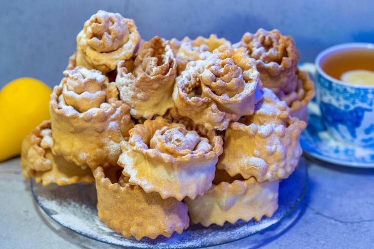 Rose-Shaped Brushwood Cookies