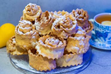 Rose-Shaped Brushwood Cookies