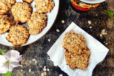 Healthy Flourless Butter-Free Oatmeal Cookies