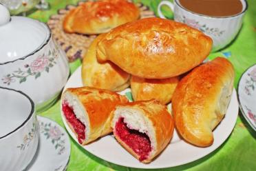 Oven-Baked Raspberry Yeast Pies