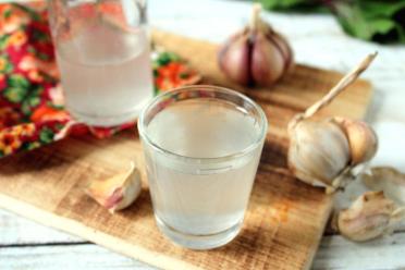 Homemade Cold-Season Garlic Tincture