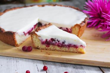 Lingonberry Sour Cream Shortcrust Pie