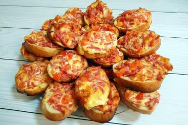 Quick & Easy Oven-Baked Mini Pizzas on Loaf