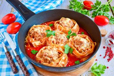 Skillet Pasta Nests with Minced Meat