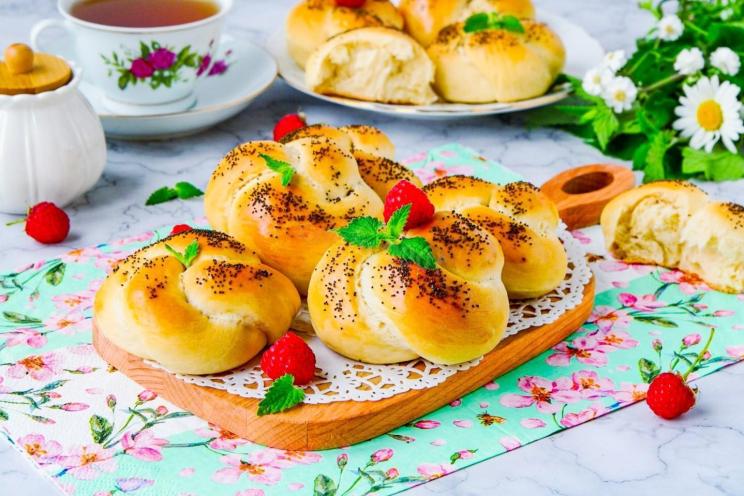 Easy Oven-Baked Sweet Yeast Buns
