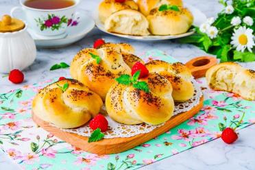 Easy Oven-Baked Sweet Yeast Buns