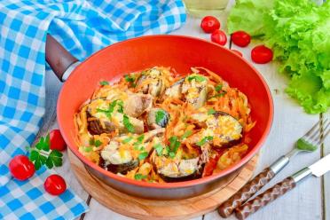 Quick & Juicy Pan-Fried Mackerel with Onions and Carrots