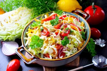 Fresh and Vibrant Cabbage Bell Pepper Tomato Salad