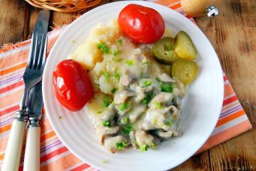 Creamy Chicken with Saffron Milk Cap Mushrooms