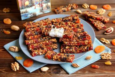 Healthy Homemade Fruit and Nut Bars