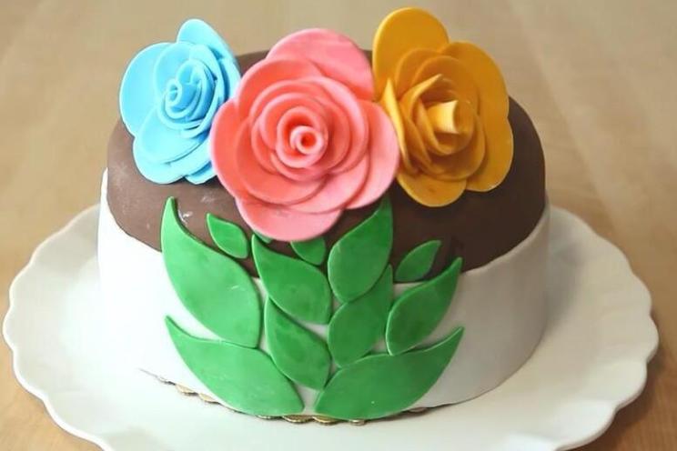 Easy Sponge Cake with Edible Mastic Flowers Easy Sponge Cake with Edible Mastic Flowers